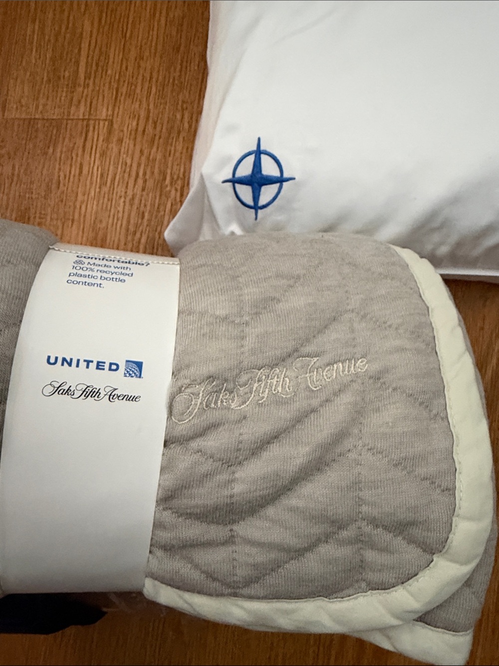 UNITED AIRLINES SAKS FIFTH AVENUE BLANKET MEMORY FOAM PILLOW 100 YEARS COWSHED X - Picture 9 of 10
